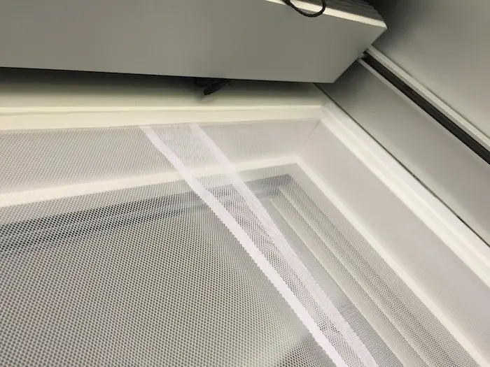 The mounting is quite simple: you stick an adhesive tape, attach the slats, and then put the second velcro tape