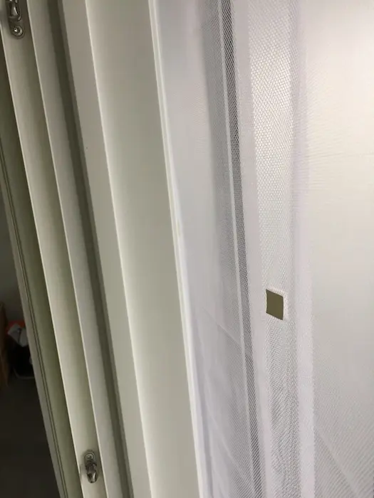 I added a square of velcro between the slats as well as on the wall on the right and on the left so that the slats do not move with the air, and that there is much less mosquitoes and flies that get in (but with the disadvantage that it locks this door)