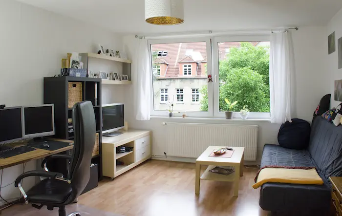 L'intérieur de l'appartement rangé et frugal d'Oliver