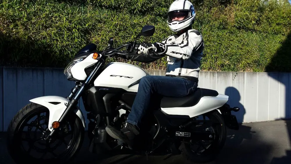 Another example of a compulsive purchase: the motorbike for CHF 10'000, which will not have driven even 2'000 kms, before being resold for less than CHF 3'000...