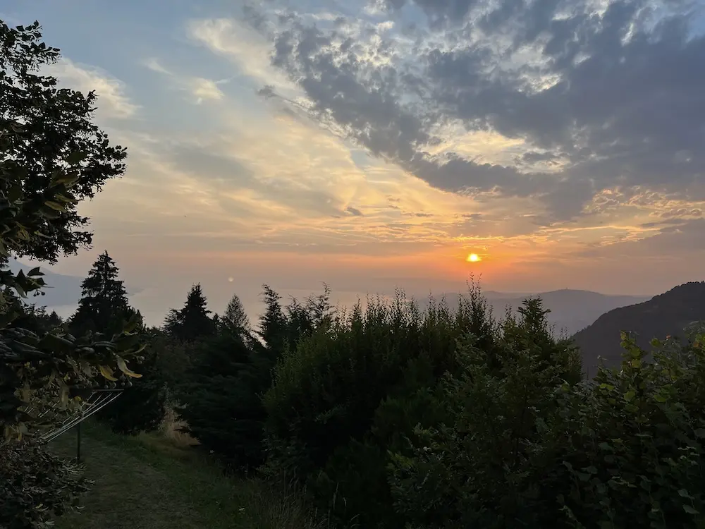 My investments in autopilot mode, and me in 'I'm enjoying REAL life in the mountains around Montreux' mode 🤩'